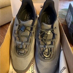 Lowa women’s Merger GTX Black and rose hiking low top Shoes